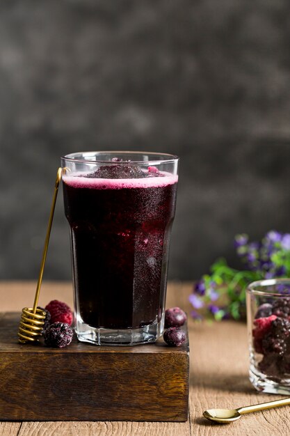 Arrangement mit Waldfrucht-Smoothie