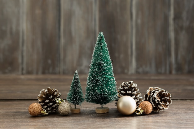 Arrangement mit Weihnachtsbäumen und Tannenzapfen