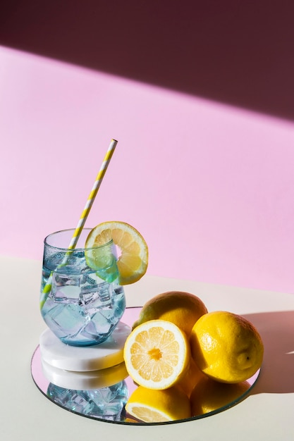 Arrangement mit Zitronen und Getränk