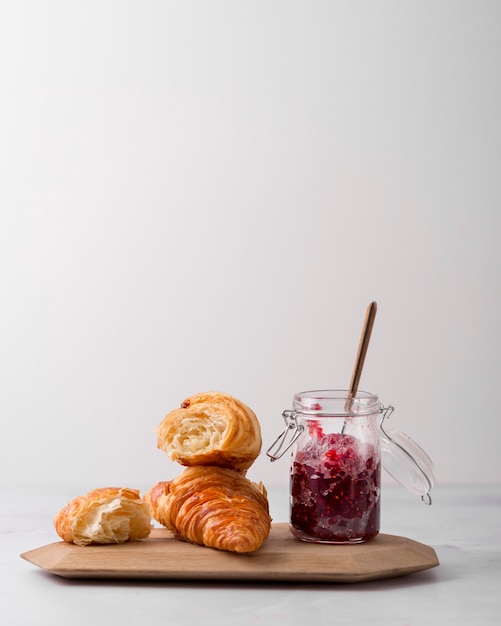 Arrangement von Croissant und hausgemachter Marmelade aus wilden Beeren