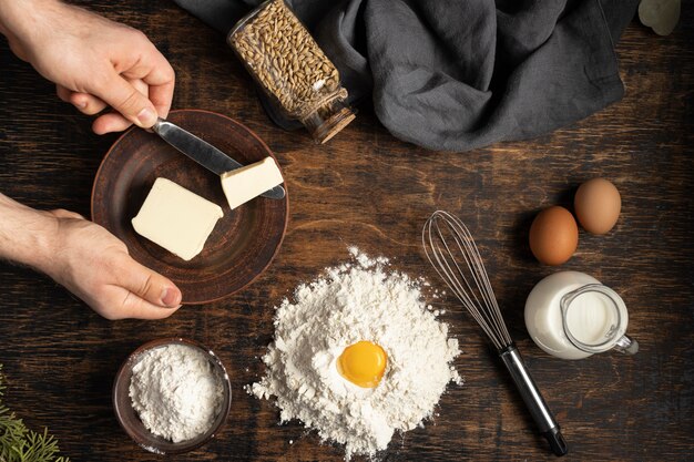 Arrangement von leckerem Brot aus toten Zutaten