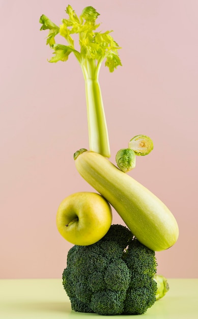 Arrangement von leckerem frischem Obst und Gemüse