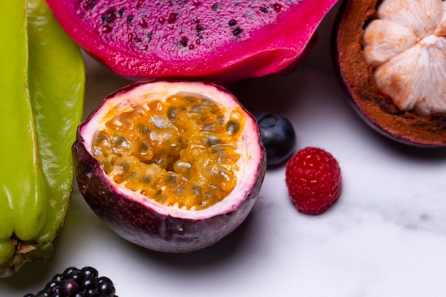 Arrangement von leckeren exotischen Früchten