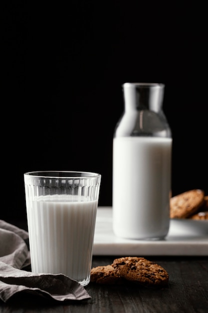 Arrangement von leckeren keksen mit milch