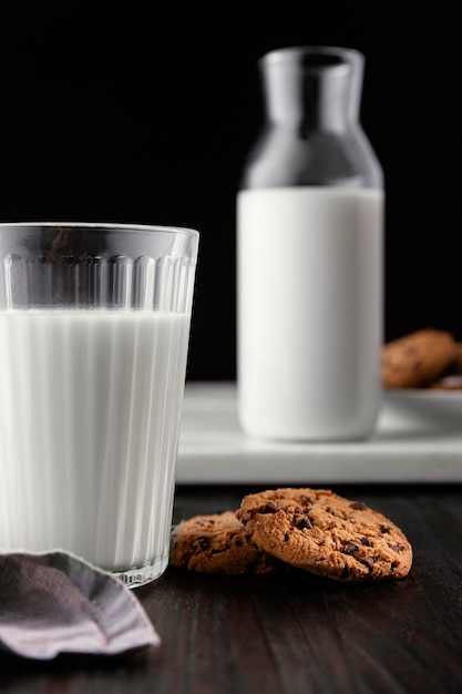 Arrangement von leckeren Keksen mit Milch