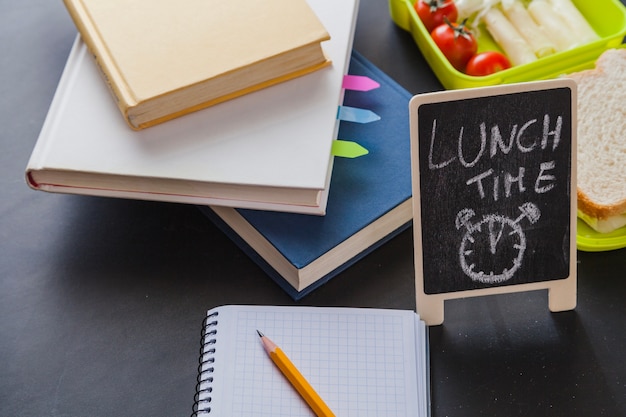 Arrangement von Snack und Schulbedarf