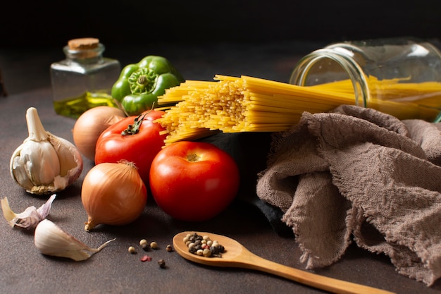 Arrangement von Spaghetti und Tomaten