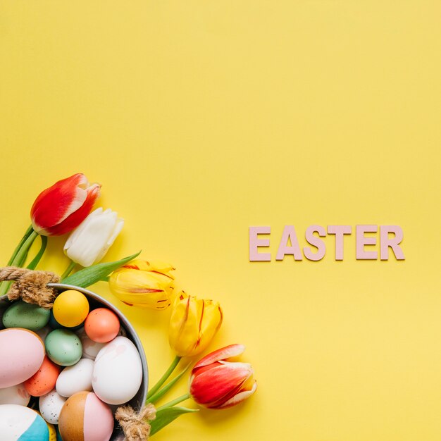 Arrangierte Buchstaben in Wort Ostern mit Blumen