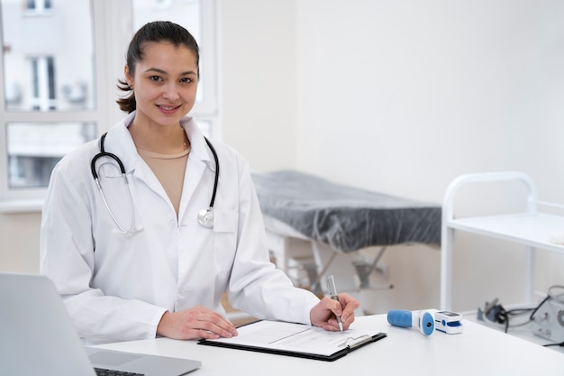 Kostenloses Foto arzt arbeitet in ihrer klinik