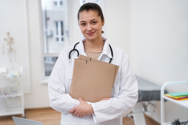 Kostenloses Foto arzt arbeitet in ihrer klinik