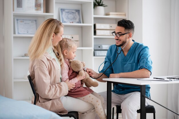 Arzt bei seiner Arbeit in der Kinderarztpraxis