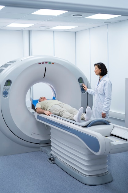 Arzt bereitet den Patienten auf den CT-Scan vor