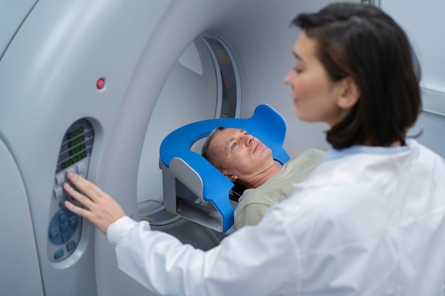 Arzt bereitet den Patienten auf den CT-Scan vor