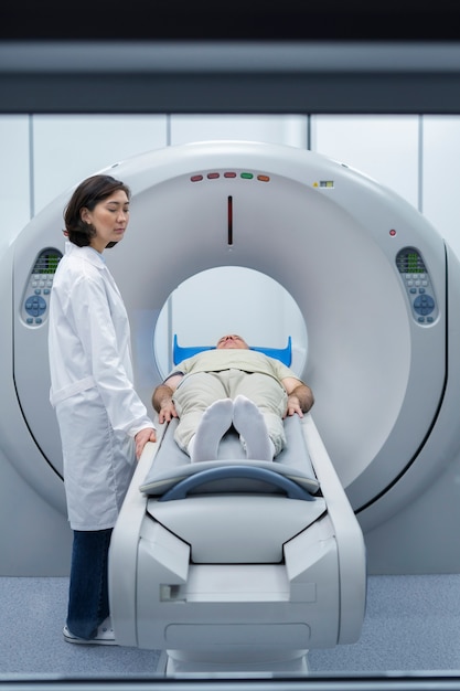 Arzt bereitet den Patienten auf den CT-Scan vor