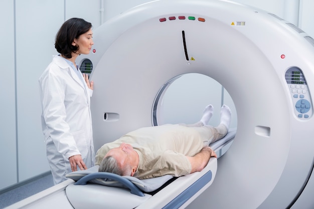 Arzt bereitet den Patienten auf den CT-Scan vor