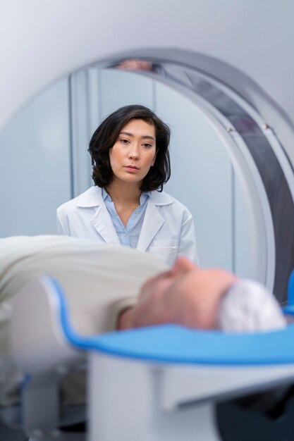 Arzt bereitet den Patienten auf den CT-Scan vor