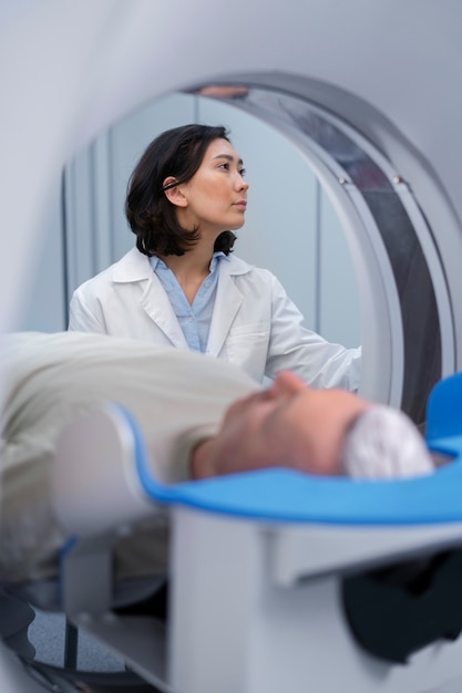 Arzt bereitet den Patienten auf den CT-Scan vor