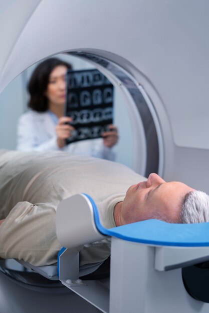 Arzt bereitet den Patienten auf den CT-Scan vor