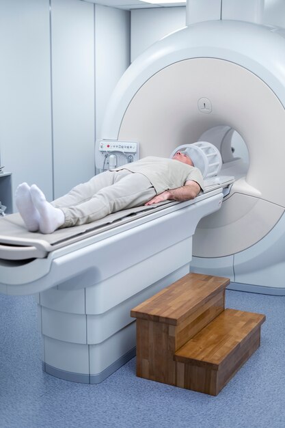 Arzt bereitet den Patienten auf den CT-Scan vor