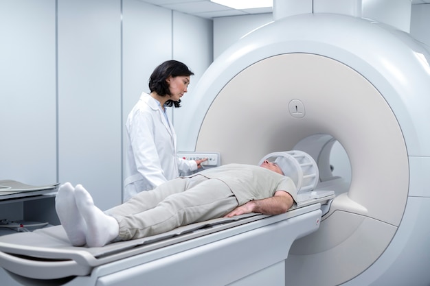 Arzt bereitet den Patienten auf den CT-Scan vor