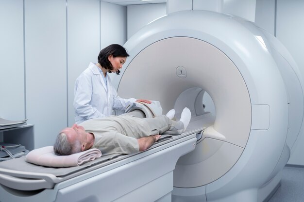 Arzt bereitet den Patienten auf den CT-Scan vor