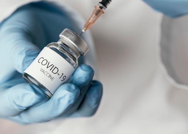 Kostenloses Foto arzt bereitet einen covid-19-impfstoff vor