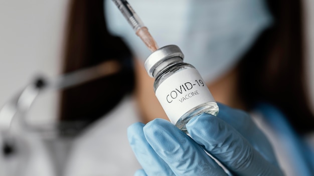 Arzt bereitet einen covid-19-impfstoff vor