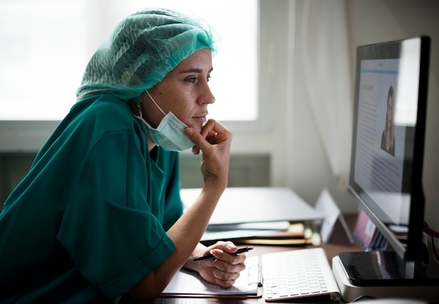 Kostenloses Foto arzt, der in einem krankenhaus arbeitet