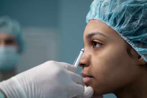 Kostenloses Foto arzt der seitenansicht, der den patienten überprüft