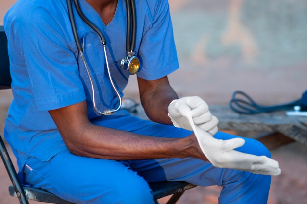 Arzt für humanitäre Hilfe in Afrika bereitet sich auf die Arbeit vor