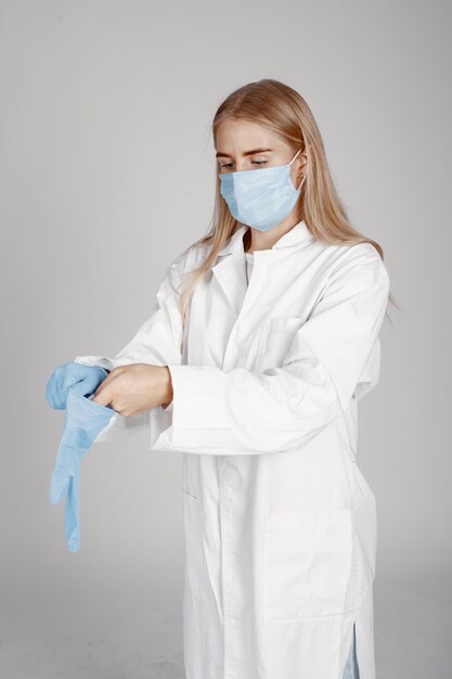 Arzt in einer medizinischen Maske. Coronavirus-Thema. Über weißer Wand isoliert