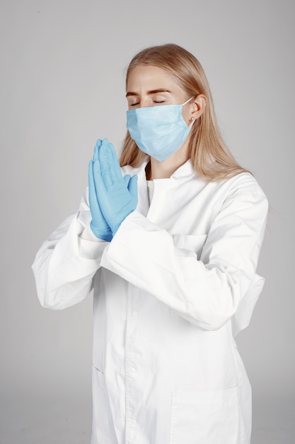 Arzt in einer medizinischen Maske. Coronavirus-Thema. Über weißer Wand isoliert