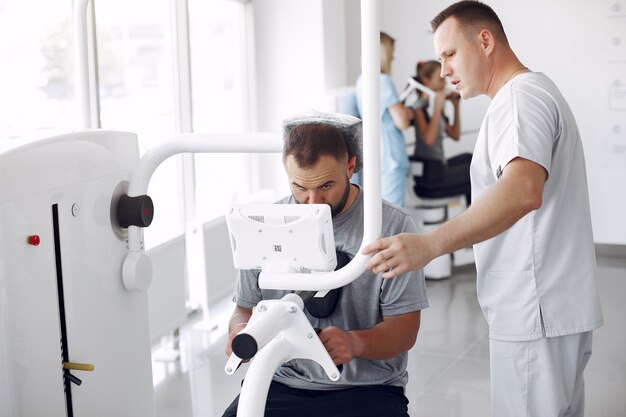 Arzt mit einem Patienten in einer Physiotherapieklinik