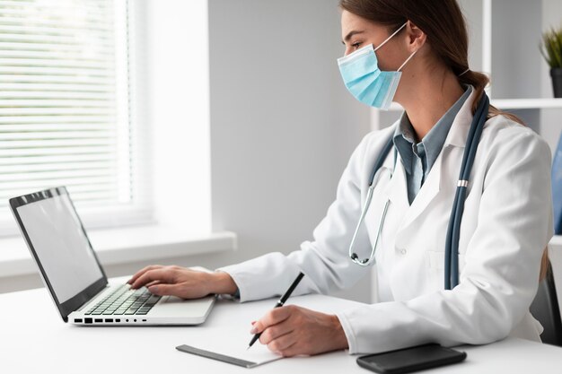 Arzt mit Gesichtsmaske in der Klinik