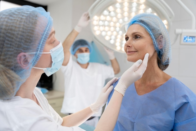 Kostenloses Foto arzt mit maske, die den patienten überprüft, hautnah