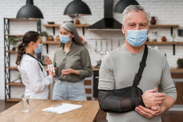 arbeitsunfähigkeits richtlinie: Foto eines Arbeitnehmers der wegen Arbeitsunfähigkeit eine Krankschreibung an seinen Chef übergibt