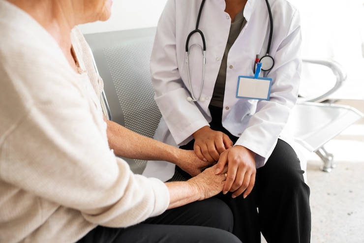Kostenlose Foto arzt spricht mit seitenansicht des patienten