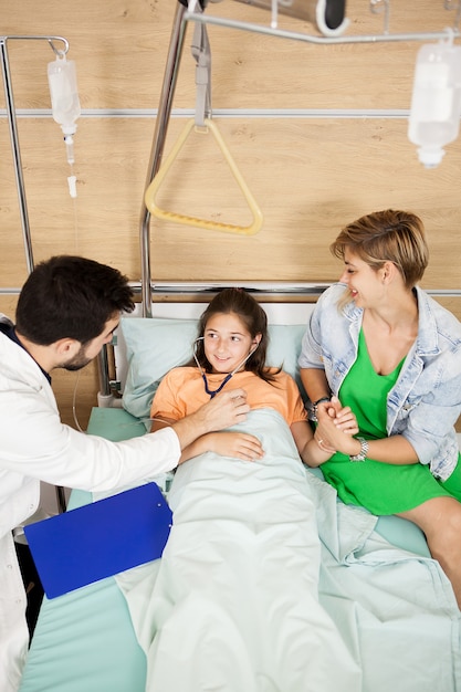 Arzt überprüft ihr geduldiges Herz im Krankenhaus