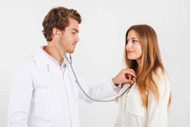 Arzt überprüft Patient mit Stethoskop