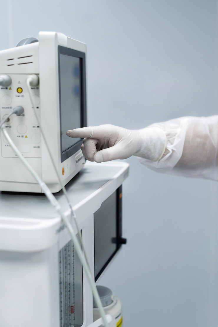 Kostenlose Foto arzt überwacht den puls des patienten