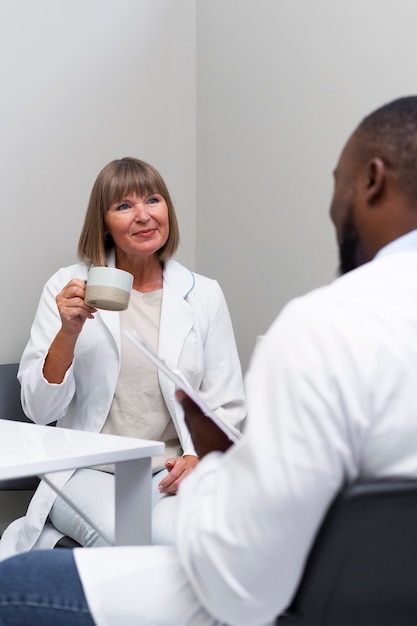 Kostenloses Foto arzt und patient in der augenarztpraxis