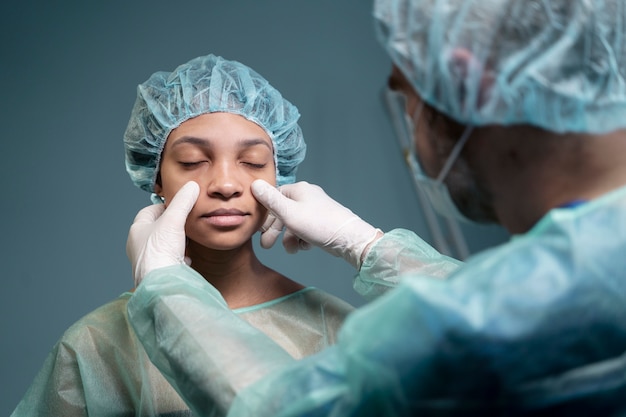 Arzt untersucht Patienten im Krankenhaus