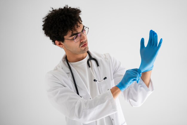 Arzt zieht Handschuhe an mittlerer Schuss