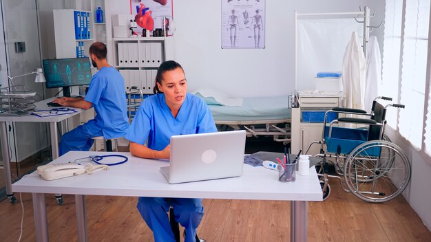 Arztassistent, der medizinische Online-Beratung für die Patientendiagnose mit Laptop anbietet. Praktiker-Beratungsperson während virtueller Diskussionssitzungen helfen, Telemedizin und Gesundheitsunterstützung,