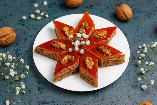 Aserbaidschan nationales Gebäck pakhlava auf weißem Teller, Draufsicht, Frühlingsneujahrfeier Novruz Feiertag.