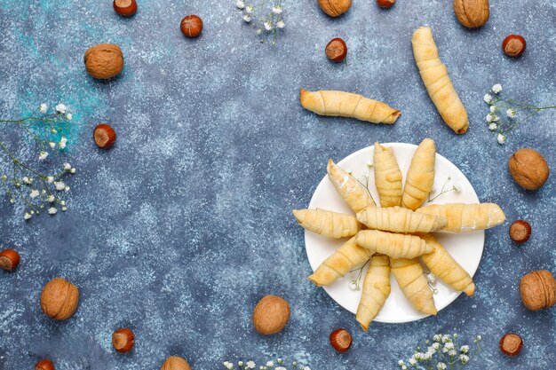 Aserbaidschan nationales Gebäck pakhlava auf weißem Teller, Draufsicht, Frühlingsneujahrfeier Novruz Feiertag.