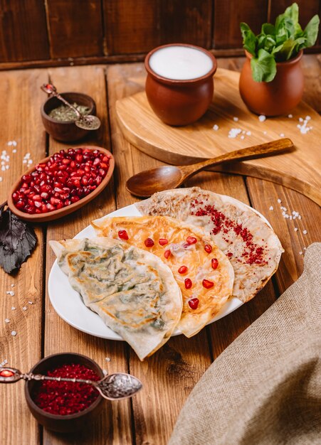 Aserbaidschanische Gutabs-Platte mit Kräuterkürbis und Fleisch, serviert mit Joghurt