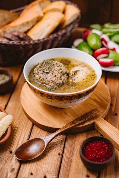 Aserbaidschanische Kofta-Fleischbällchensuppe, garniert mit getrockneten Minzblättern