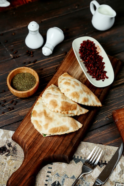 Kostenloses Foto aserbaidschanische traditionelle jorat kutaba mit fleisch