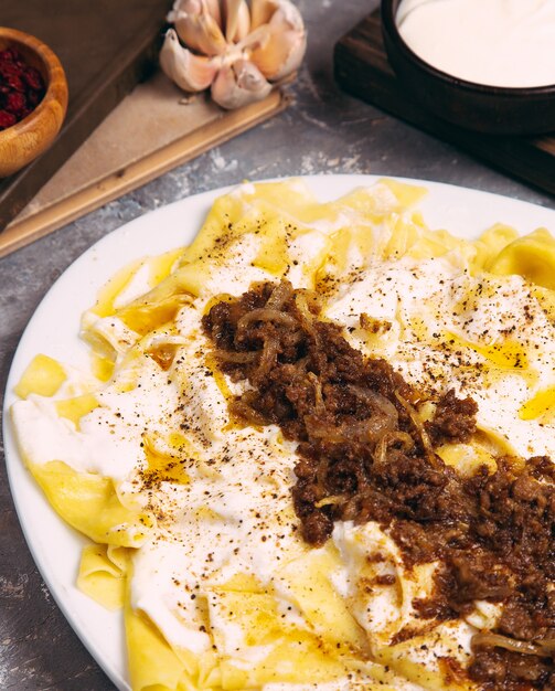 Aserbaidschanischer Guru Khingal - kaukasische Teigwaren mit gebratenem gehacktem Fleisch.